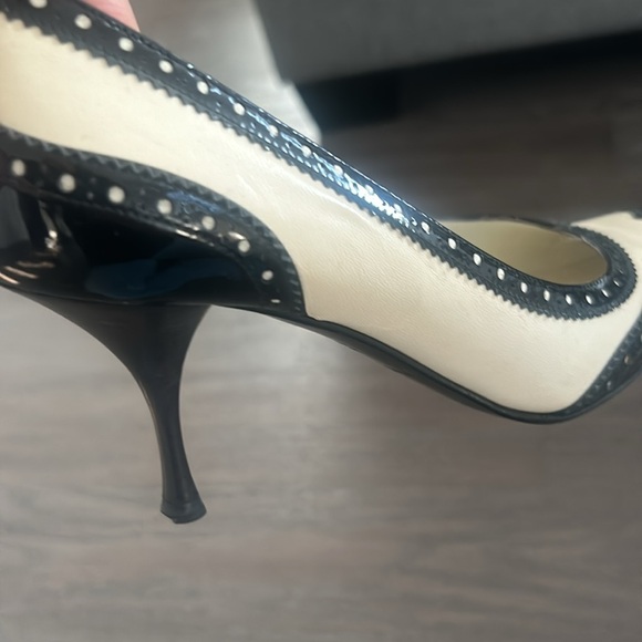 Yves Saint Laurent classic shoes - fits like a 6 1/2 - Picture 3 of 5